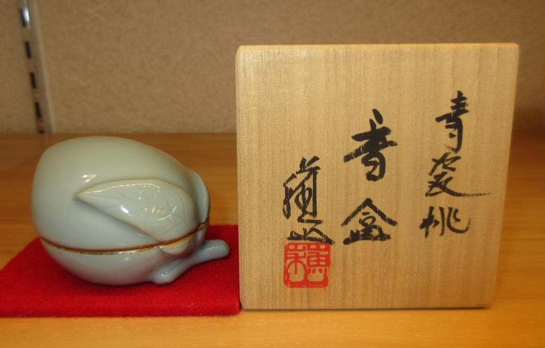 送料込【逢絢亭・新品】茶道具 香合 京焼 青磁 桃の形 諏訪蘇山 共箱入り