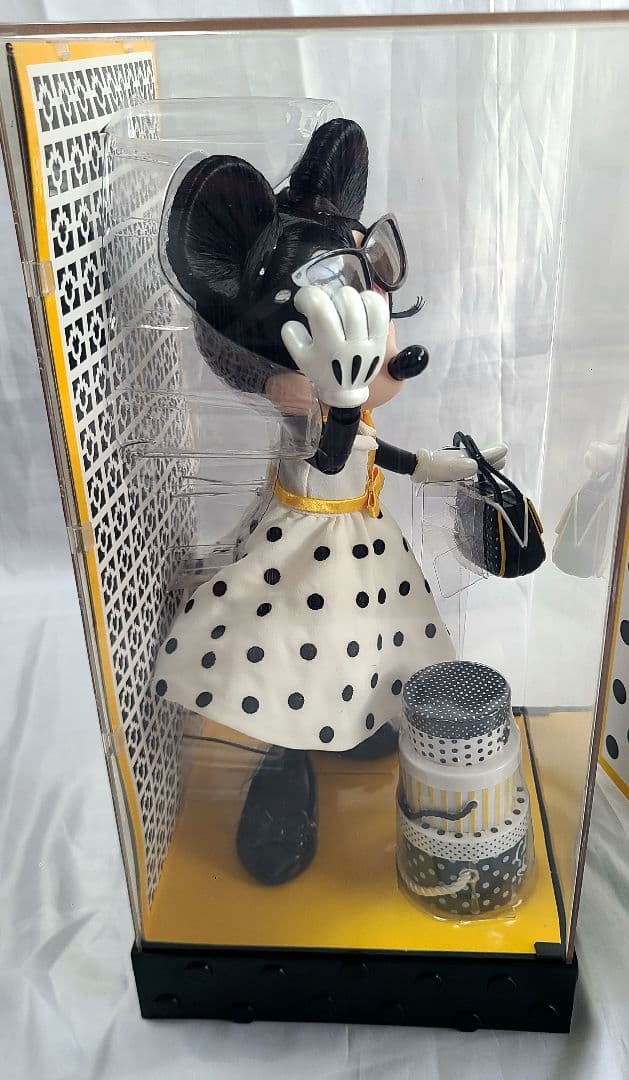 ミニーマウスシグネイチャードール Minnie Mouse Signature