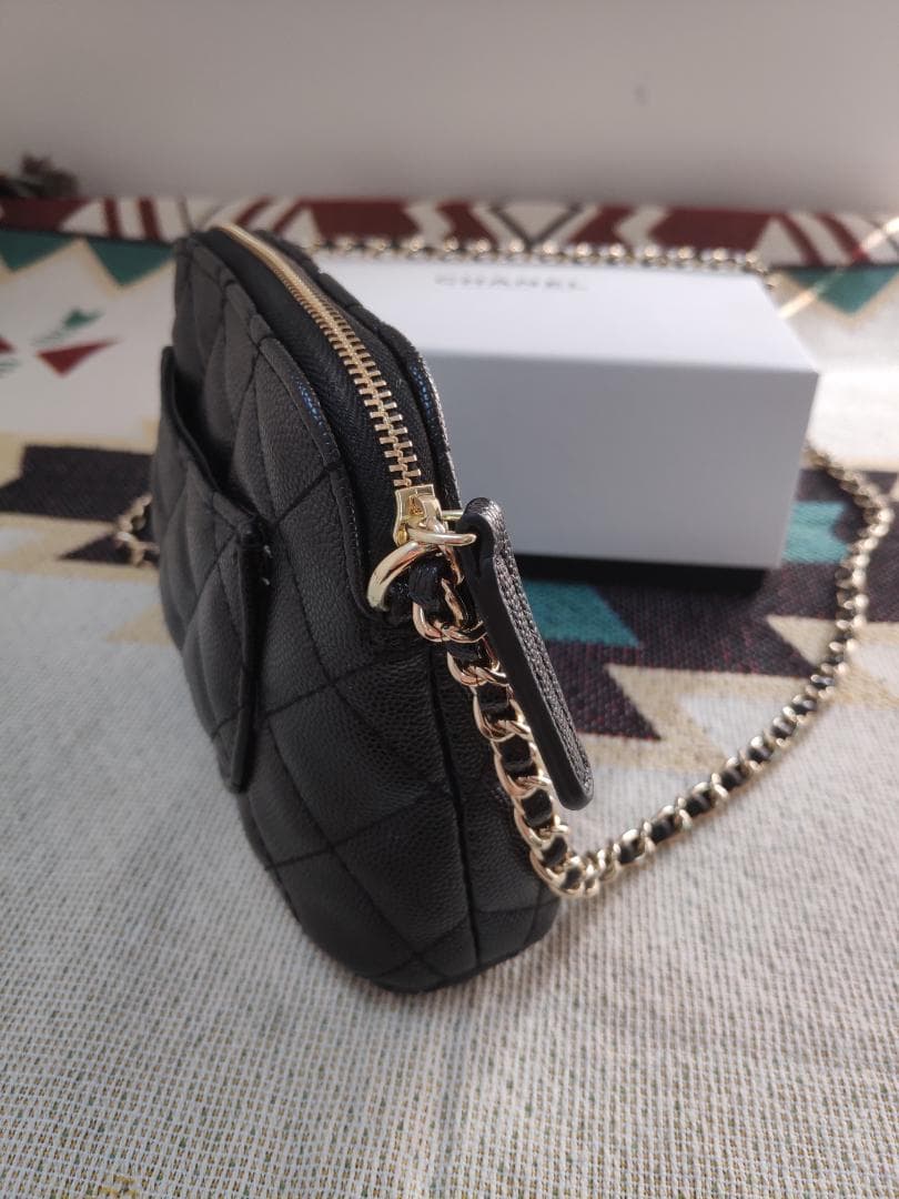 キャビアスキンショルダーバッグ　ゴールドチェーン 黒