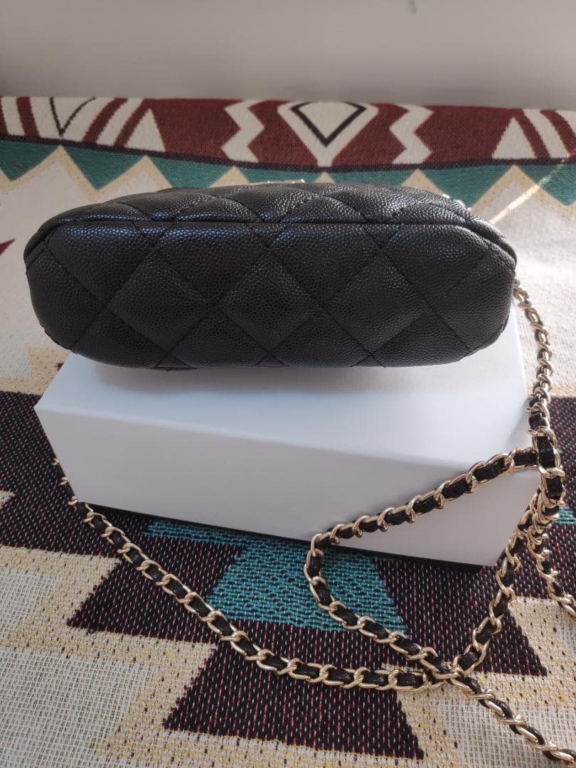 キャビアスキンショルダーバッグ　ゴールドチェーン 黒