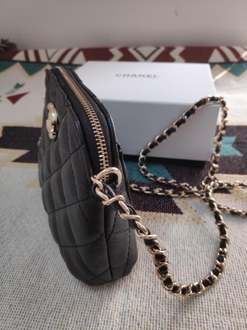 キャビアスキンショルダーバッグ　ゴールドチェーン 黒