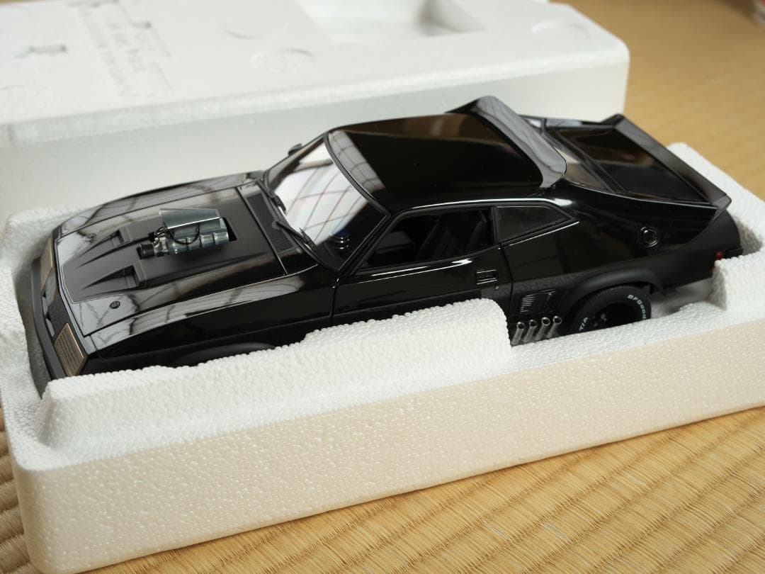 オートアート 1/18 フォード ⅩBファルコン　マッドマックスインターセプター