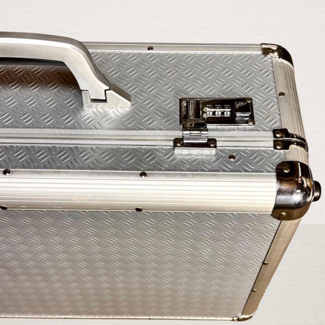 アルミ製キャリーケース 機内持込サイズ 2輪キャスター付き