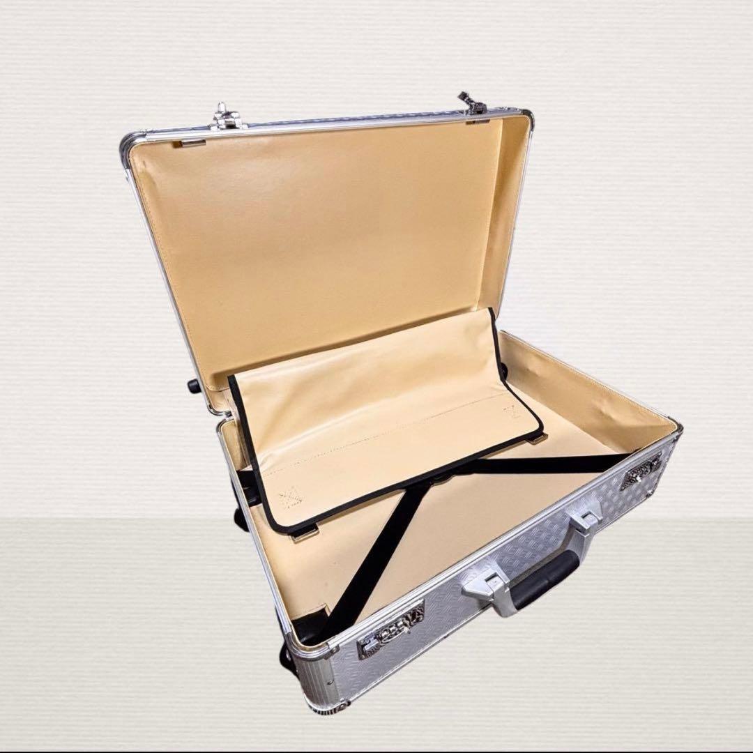 アルミ製キャリーケース 機内持込サイズ 2輪キャスター付き