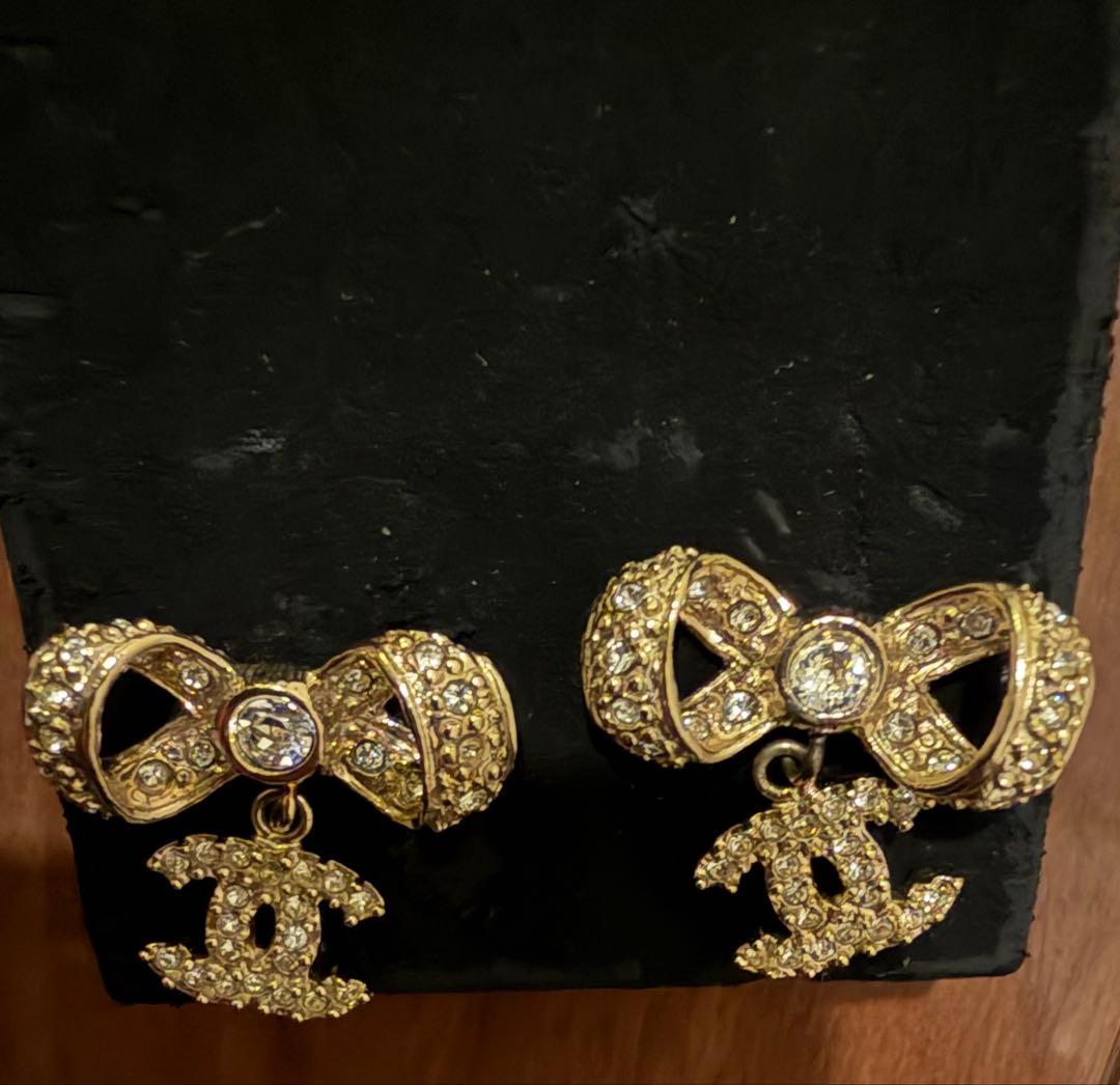 CHANEL ゴールド リボン ピアスと限定キーホルダー(CHANEL刻印あり)