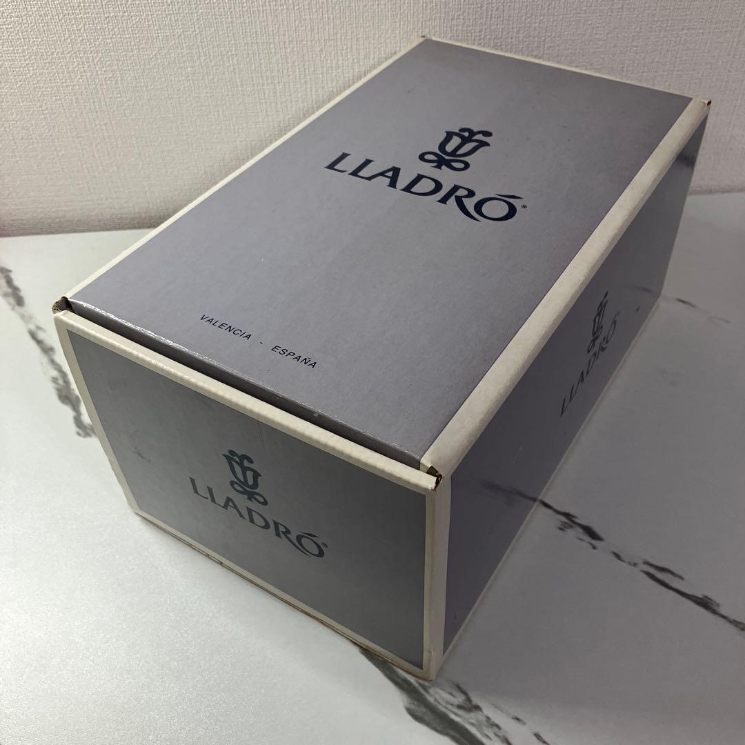 LLADRO リヤドロ 07622 花籠を持つ女性像 フィギュリン 箱付