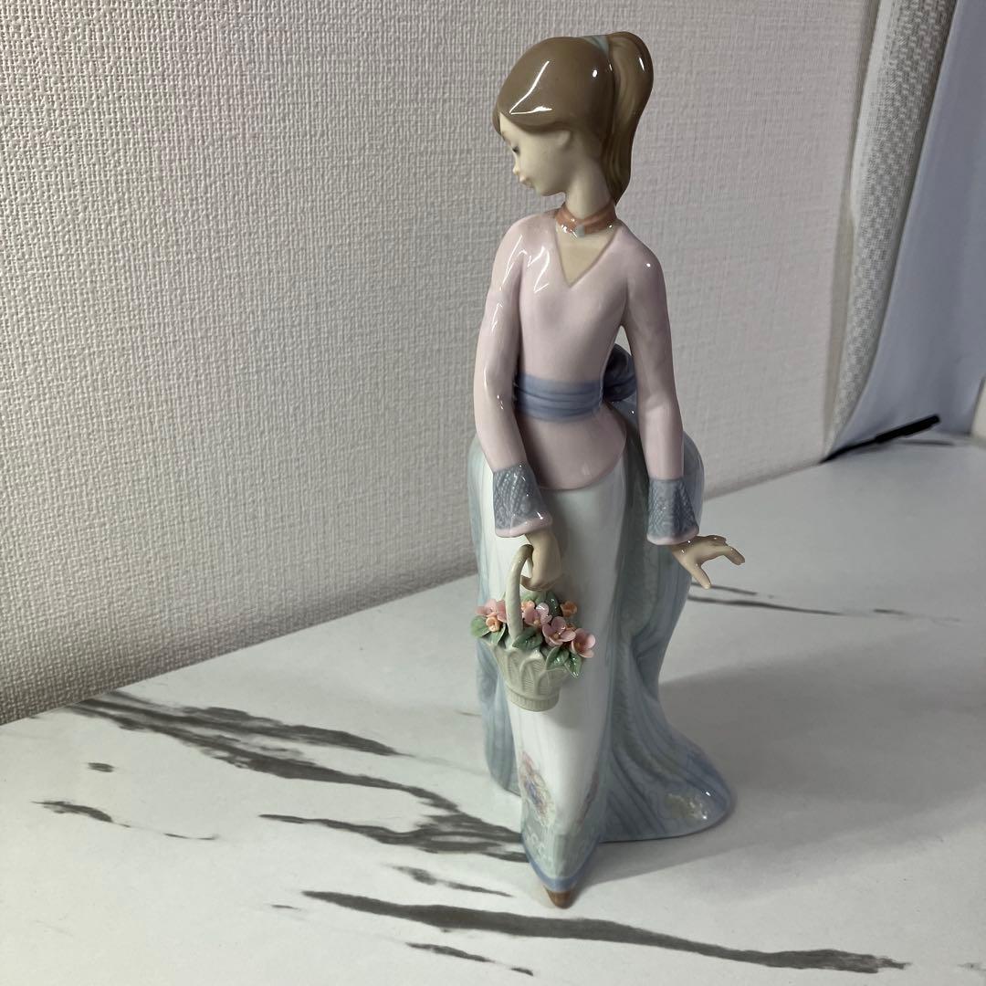 LLADRO リヤドロ 07622 花籠を持つ女性像 フィギュリン 箱付