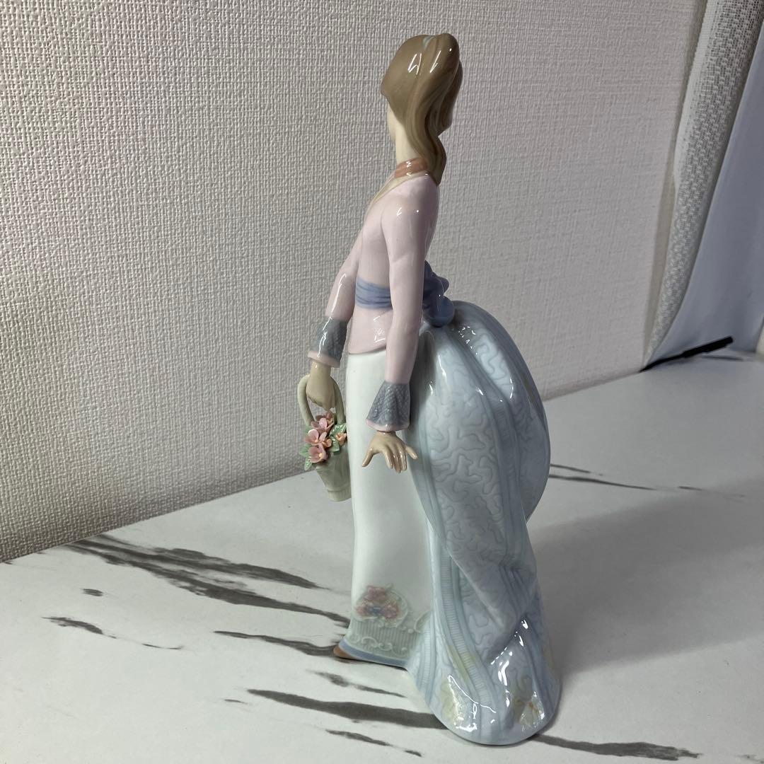 LLADRO リヤドロ 07622 花籠を持つ女性像 フィギュリン 箱付