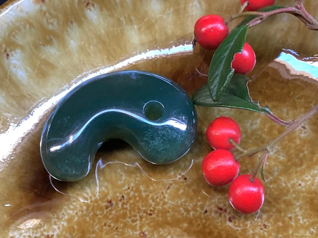 花仙山*出雲石　濃厚青緑色の『碧玉』勾玉50年分の保管品‼️ 別格の透明感　本物を