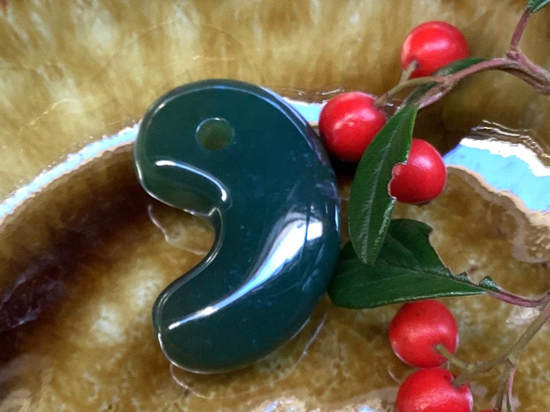 花仙山*出雲石　濃厚青緑色の『碧玉』勾玉50年分の保管品‼️ 別格の透明感　本物を