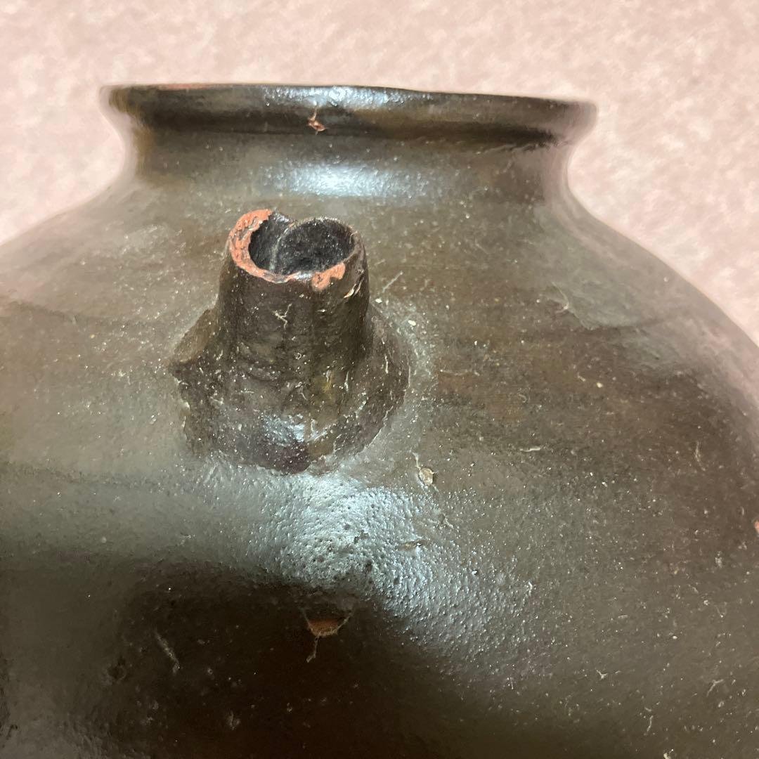 アンティークな黒色 陶器 注ぎ口付き壺