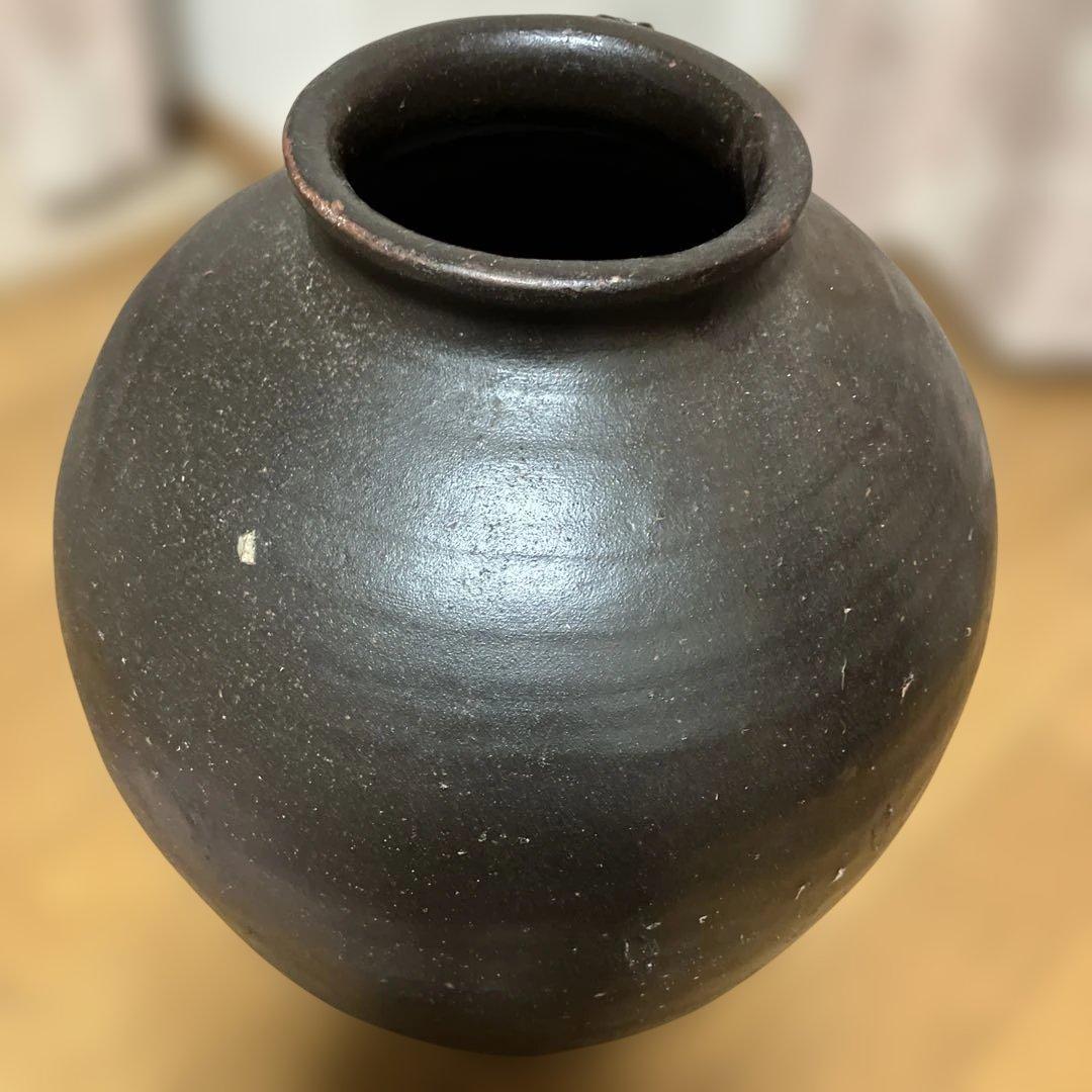 アンティークな黒色 陶器 注ぎ口付き壺