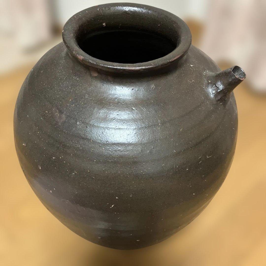 アンティークな黒色 陶器 注ぎ口付き壺