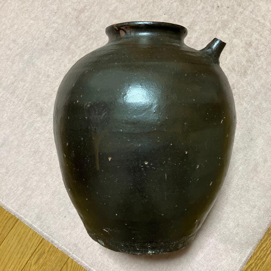アンティークな黒色 陶器 注ぎ口付き壺