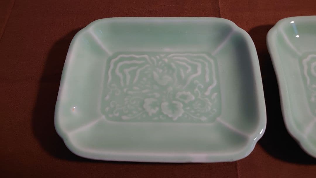 李朝　青磁　陽刻　鳳凰　角皿　蔵出し　２客