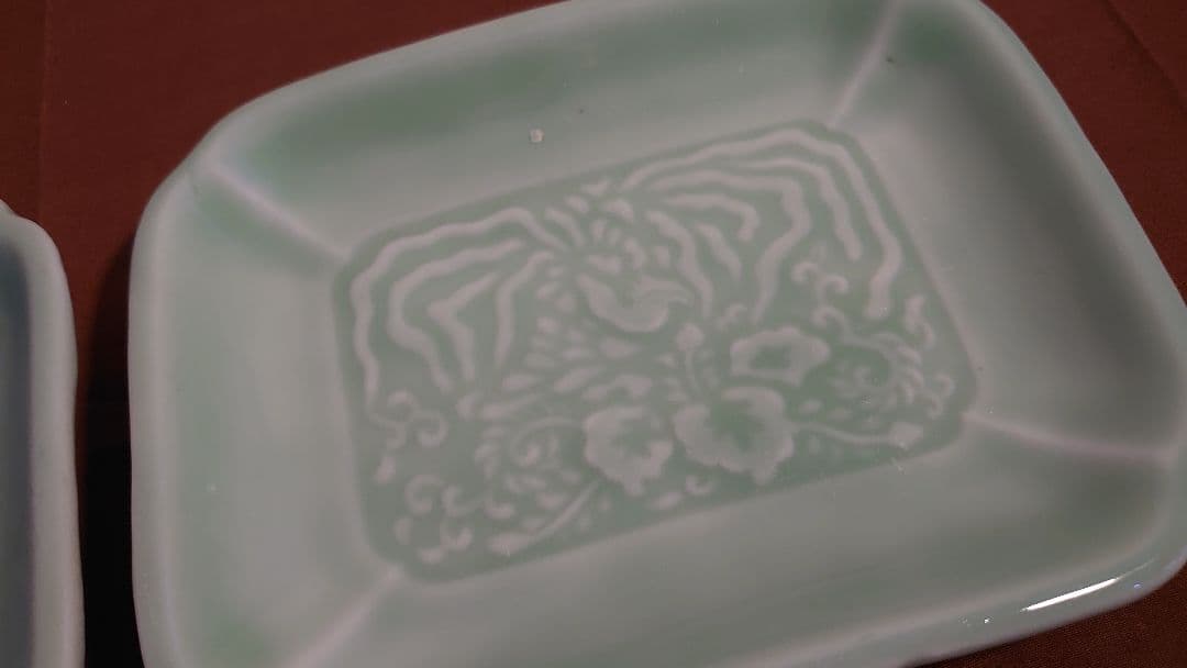 李朝　青磁　陽刻　鳳凰　角皿　蔵出し　２客