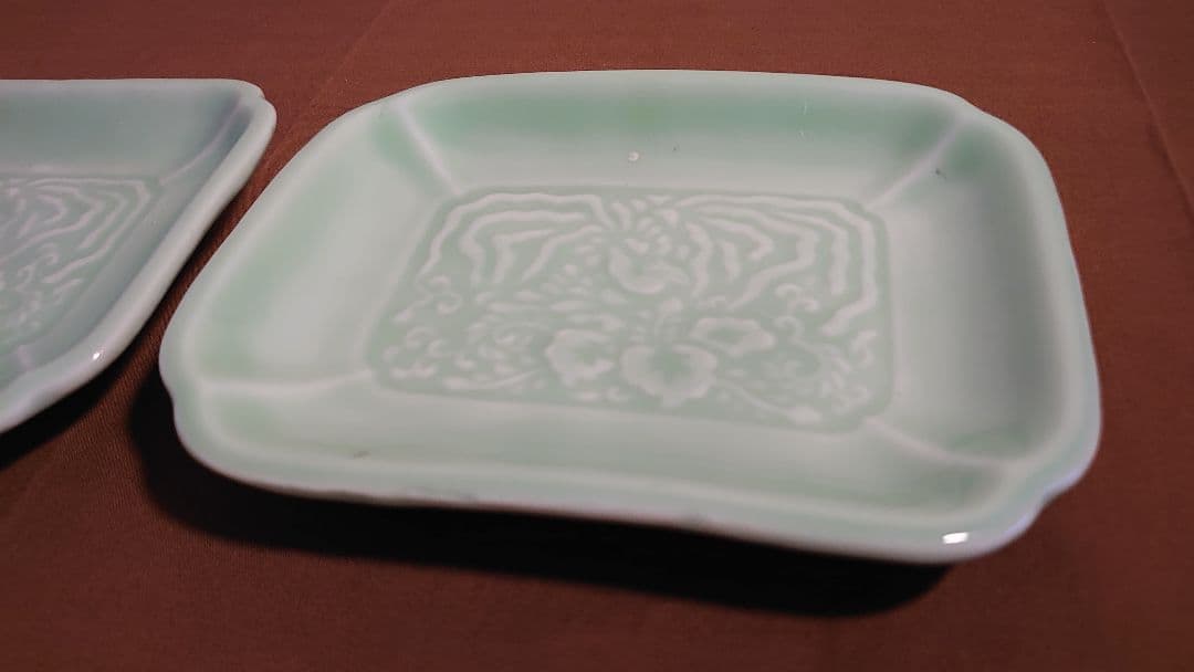 李朝　青磁　陽刻　鳳凰　角皿　蔵出し　２客