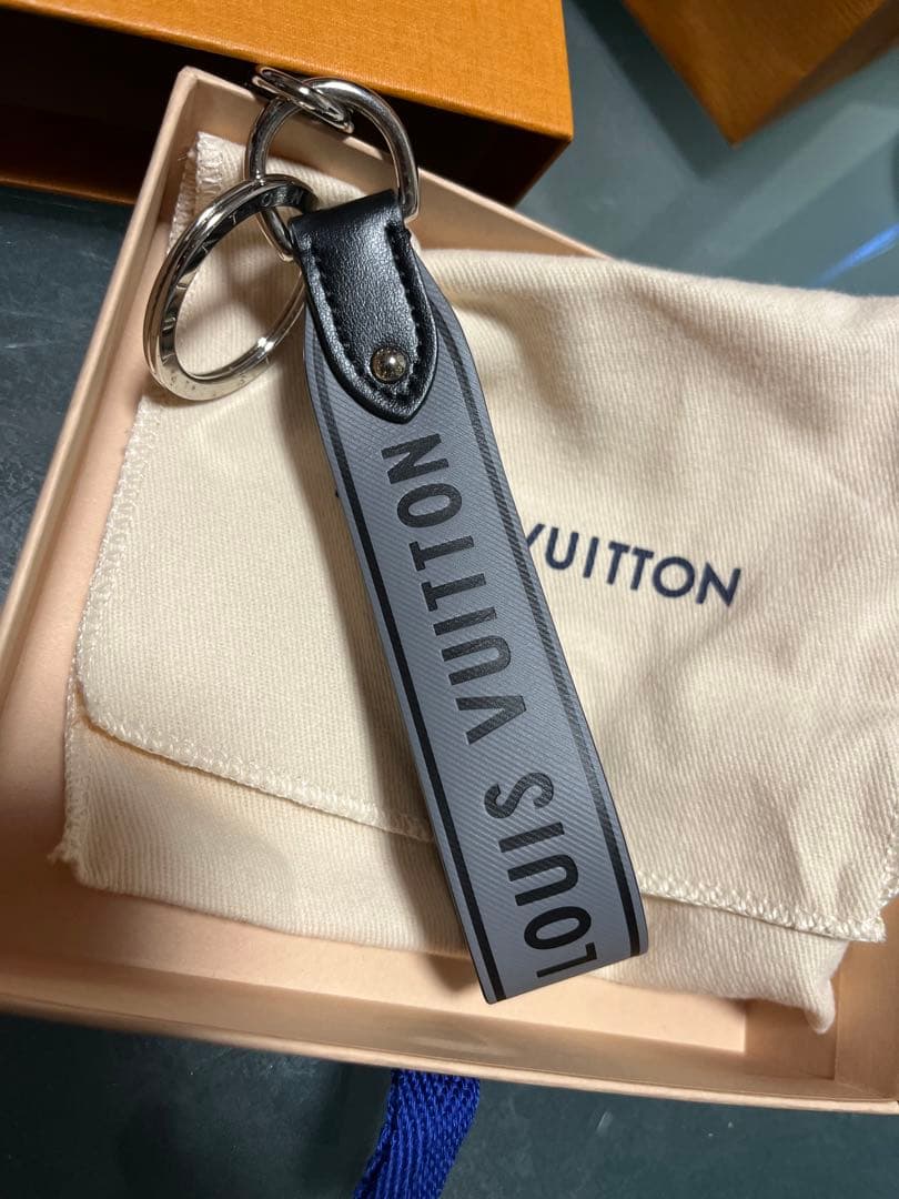 LOUIS VUITTON キーケース グレー　キーホルダー