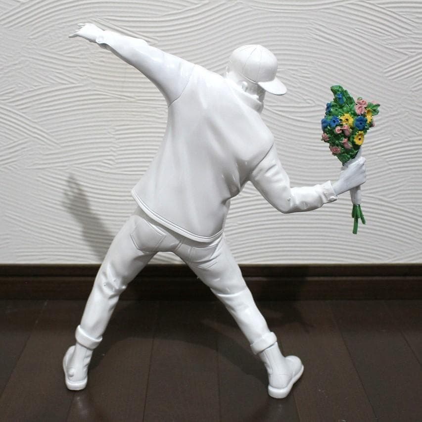 圧巻 バンクシー アート 花を捨てる少年 フィギュア オブジェ ホワイト