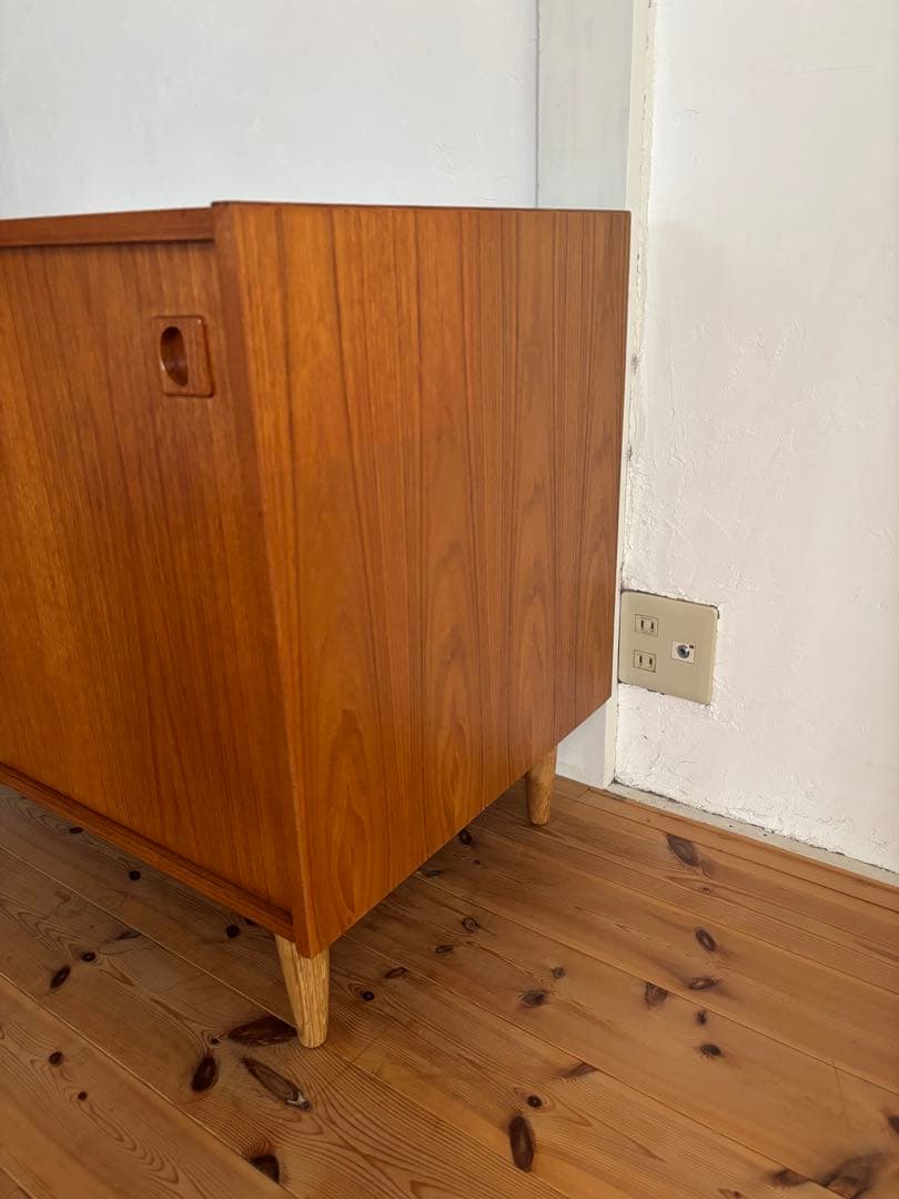 北欧ヴィンテージ　チーク　デンマーク　サイドボードキャビネット