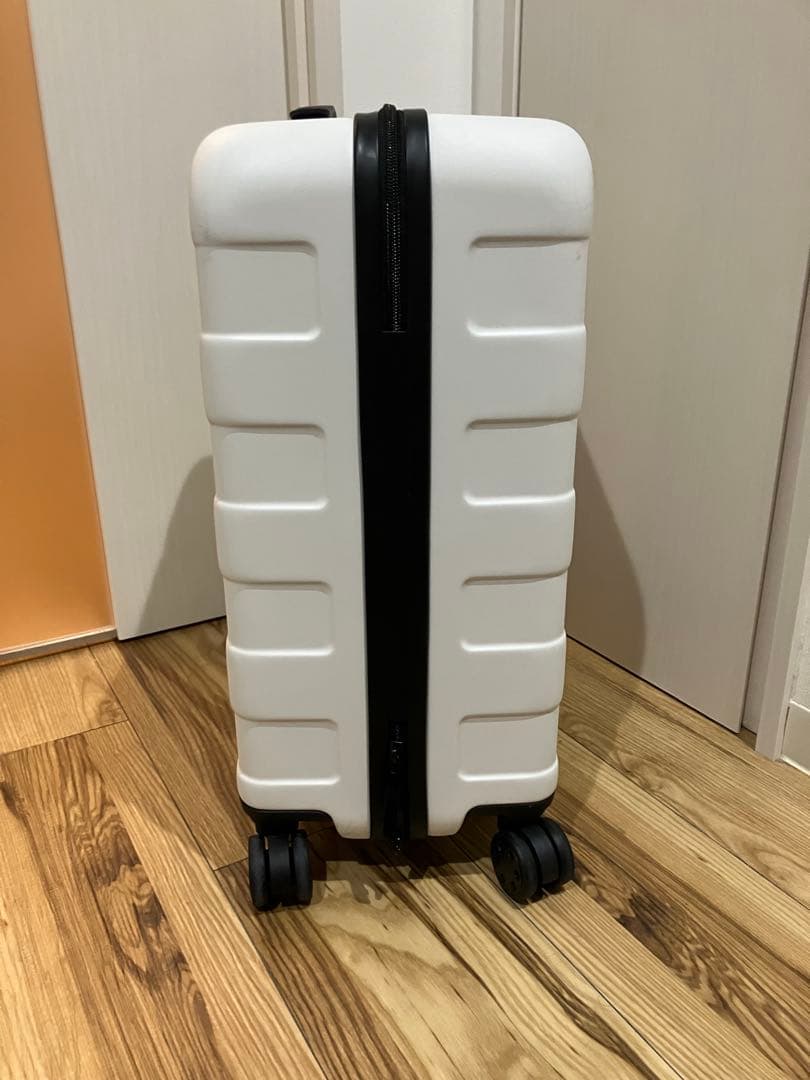 バーを自由に調節できる　ハードキャリーケース（３６Ｌ）