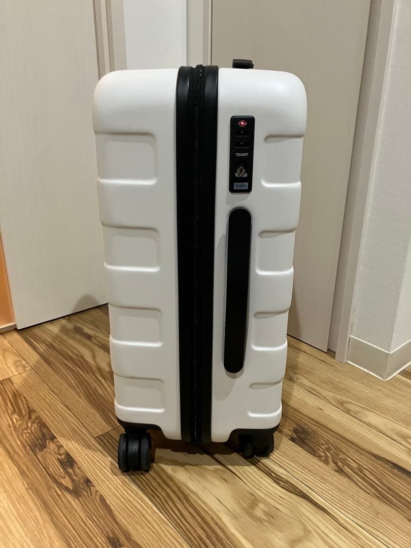 バーを自由に調節できる　ハードキャリーケース（３６Ｌ）