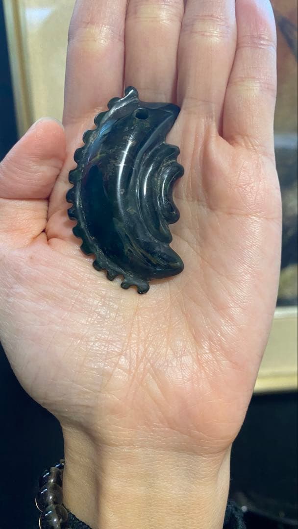 神棚でエネルギー注入済　獣形勾玉 おそらくネフライト？　魔除け