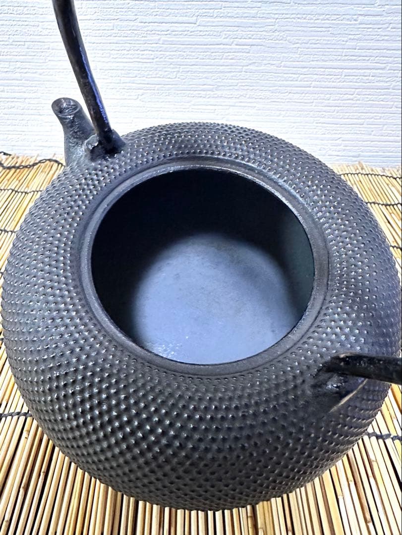 未使用品、供箱等付属品付　南部三厳堂造１５型アラレ　南部鉄瓶　南部鉄器　調理器具