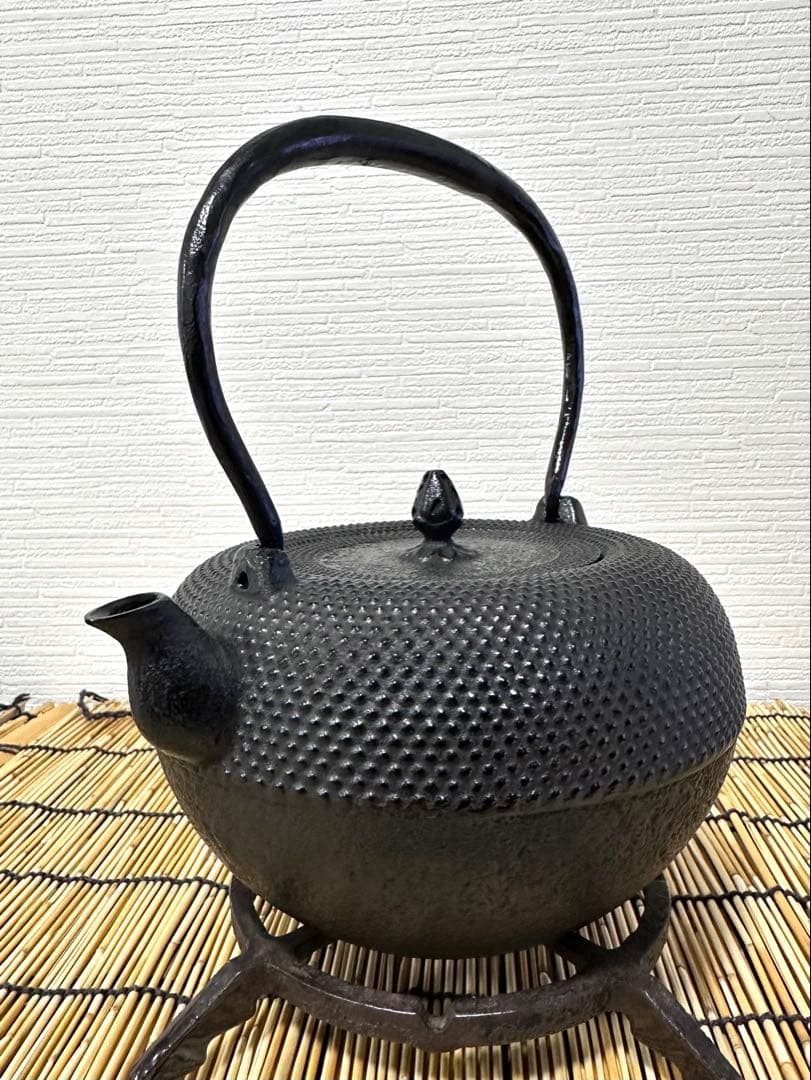 未使用品、供箱等付属品付　南部三厳堂造１５型アラレ　南部鉄瓶　南部鉄器　調理器具