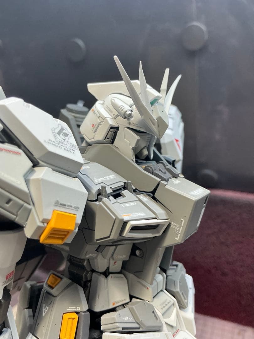 V-TIGER 製　RX-93 νガンダム　全塗装完成品