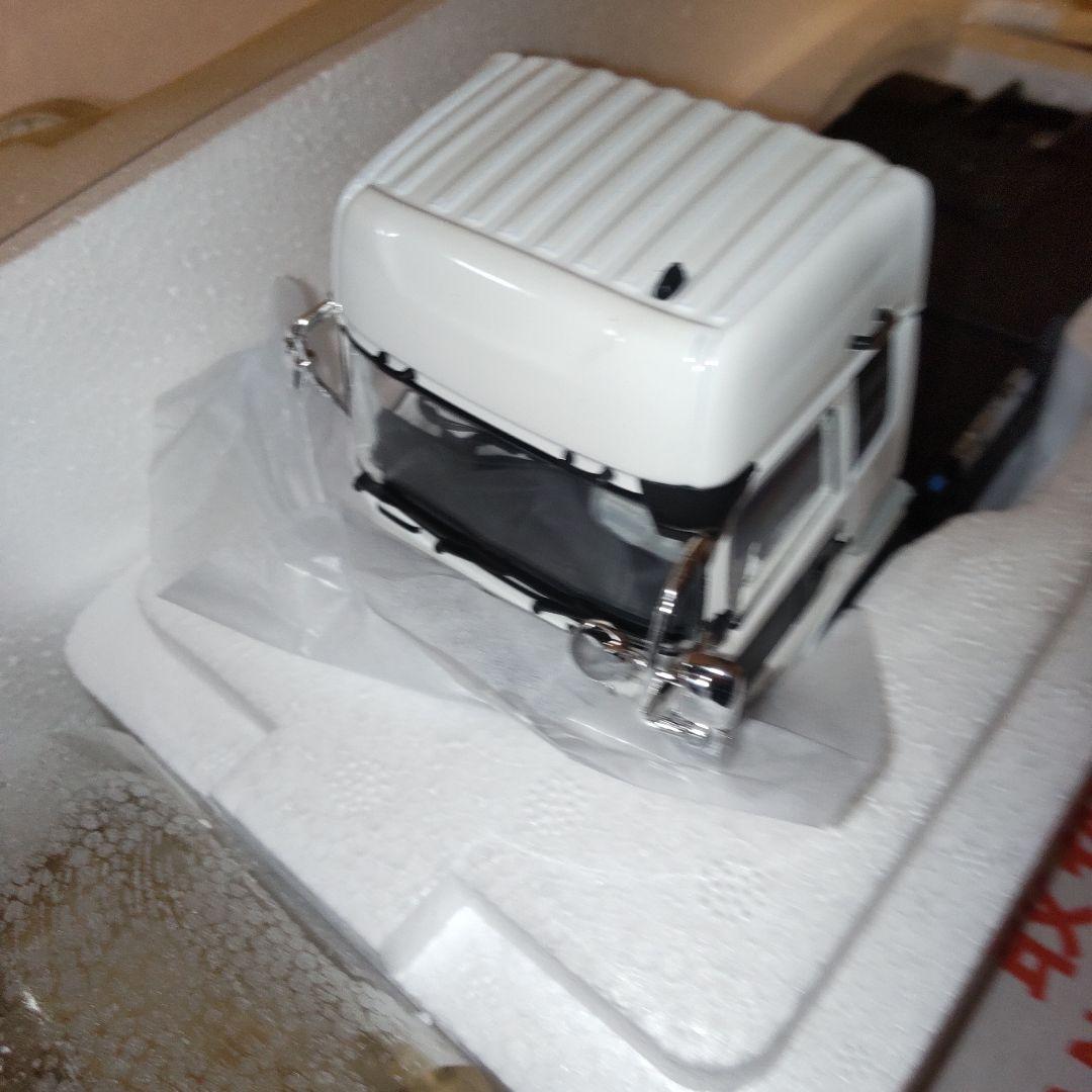 UDトラックス クオンj 中底床重量物運搬トレーラー　1/43