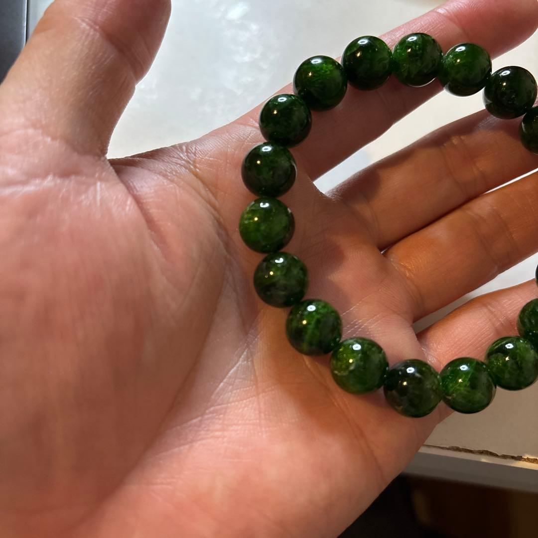 見てたらなんか違う！めちゃくちゃ綺麗な石！すごい！クロムダイオプサイト！