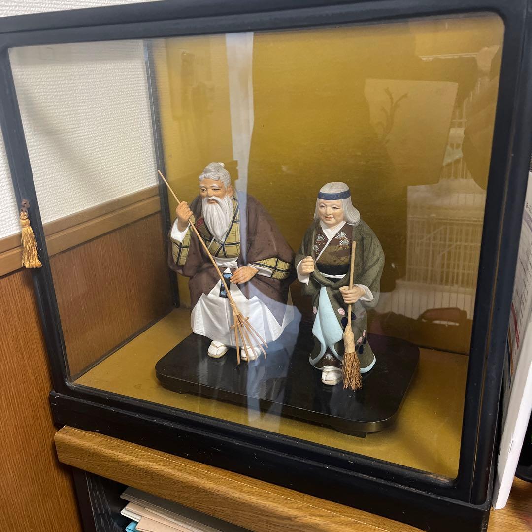 博多人形　掃除道具を持つ男女の日本人形