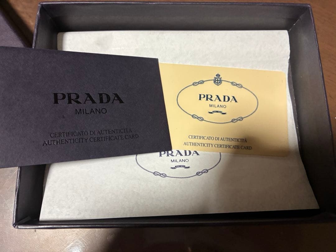 美品 プラダ 折り財布 サフィアーノレザー 三角ロゴ コンパクトジップ ブラック