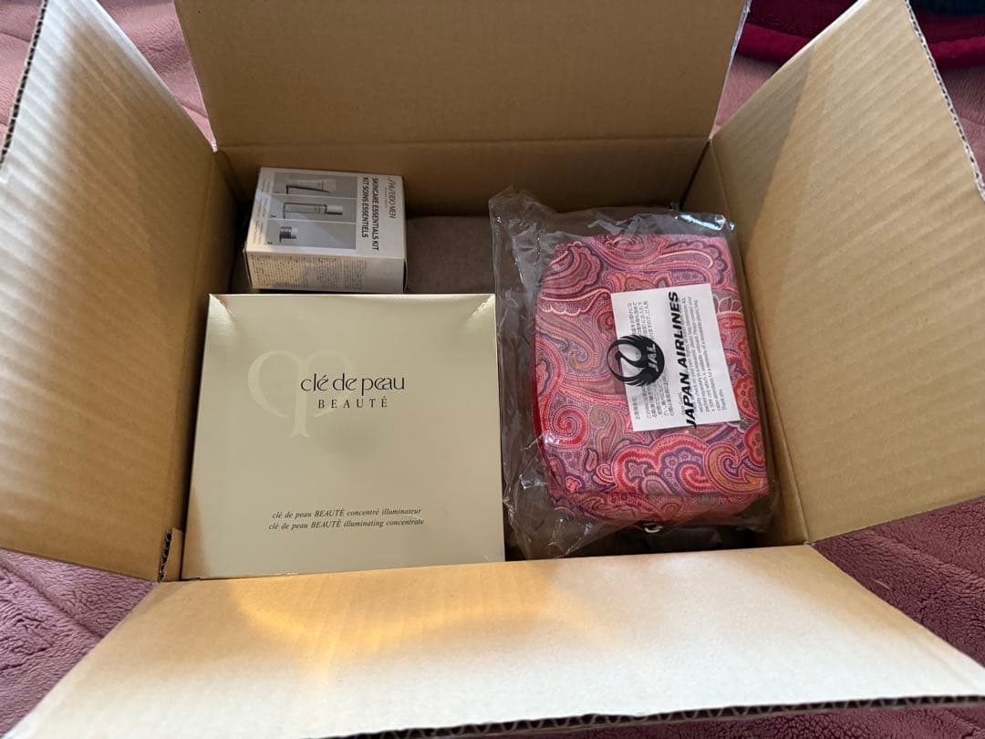 JAL国際線ファーストクラス詰め合わせ(ウェア２、ポーチ１、スキンケア２）