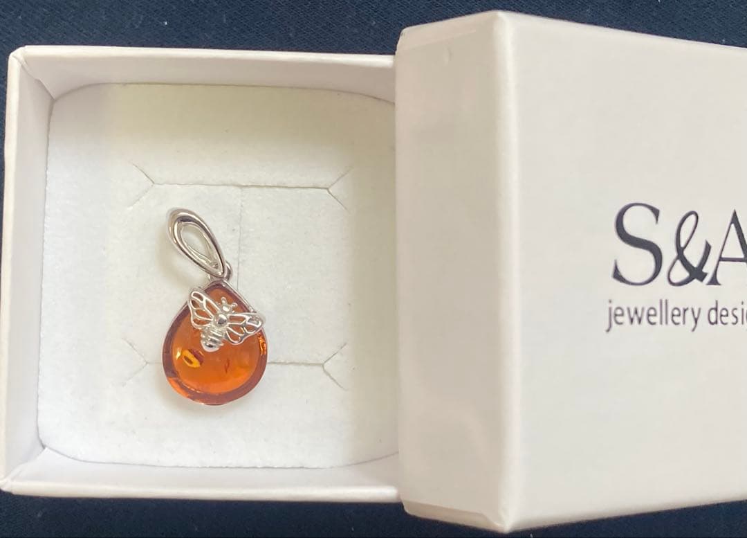 【新品】S&A トップ 蜂　シルバー　万博・ポーランド館　琥珀　ネックレス