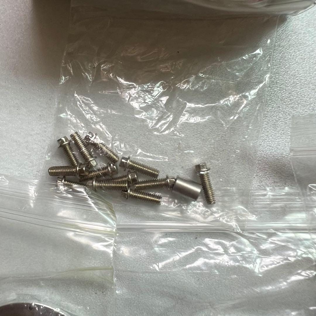 RC4WD 6LUG1.9クロームホイール、axial純正トレパドールタイヤ