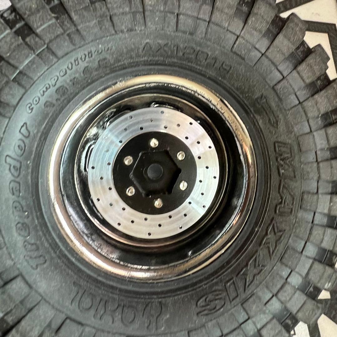 RC4WD 6LUG1.9クロームホイール、axial純正トレパドールタイヤ