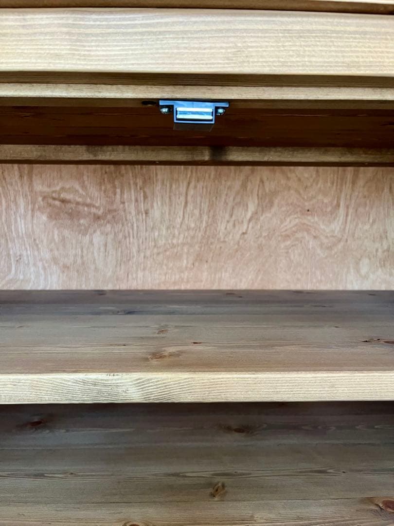 パイン無垢材 オーダーキャビネット チェッカーガラス扉