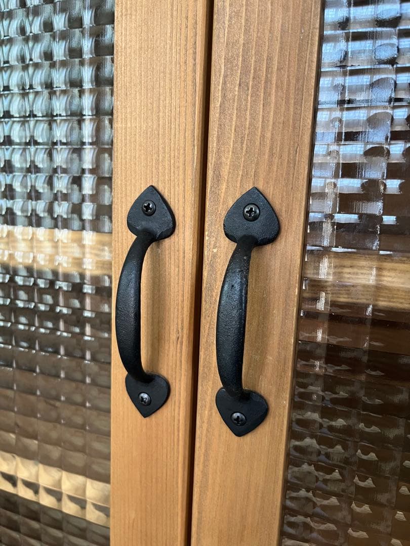 パイン無垢材 オーダーキャビネット チェッカーガラス扉