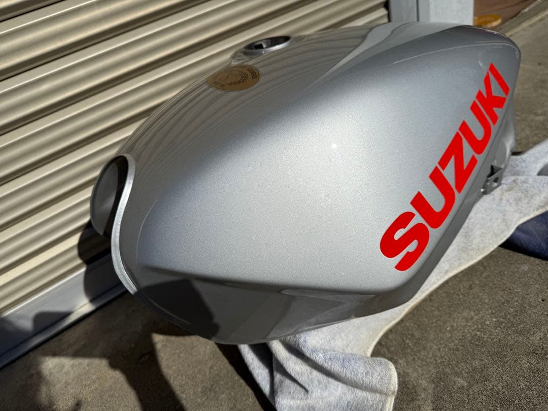 SUZUKI 70周年記念タンク シルバー　GSX1100S