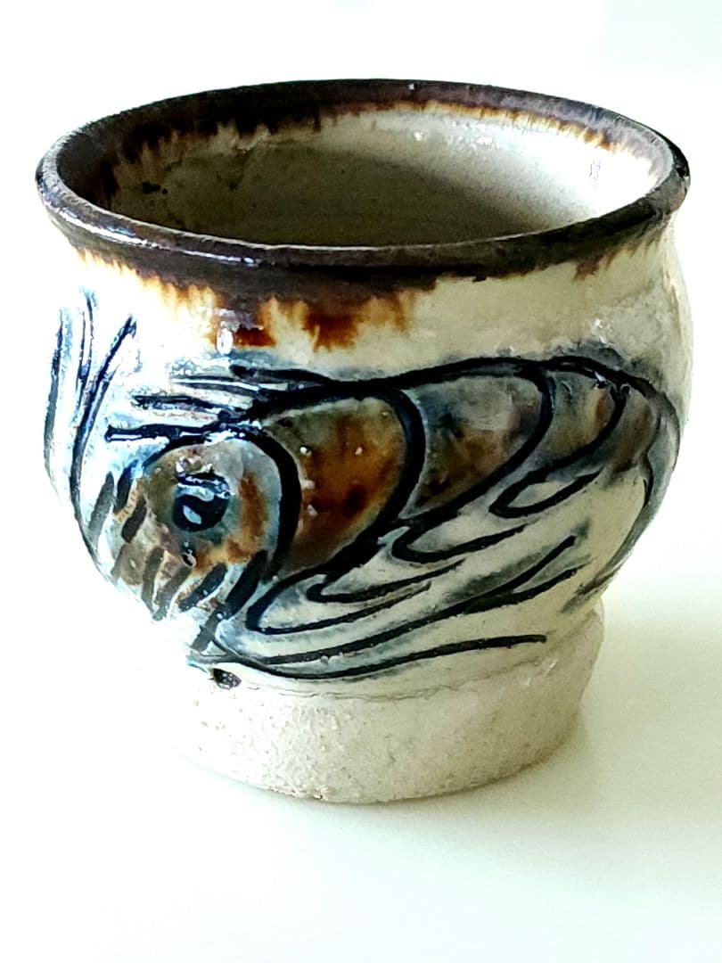 人間国宝 金城次郎 壺屋焼 魚文 海老文湯呑 陶器 高さ約7cm 共箱