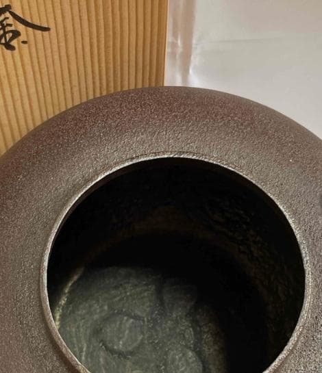 伝統的な黒色鉄釜