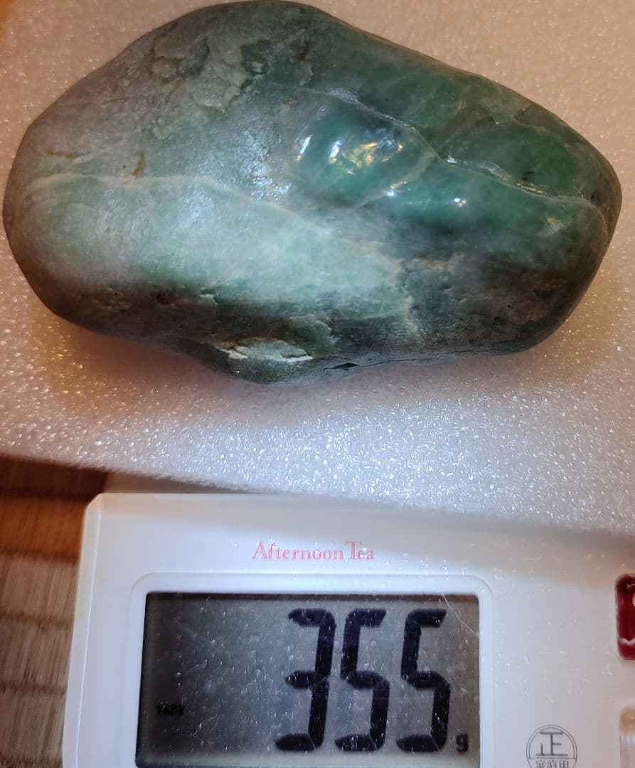 レアミャンマー産 翡翠原石 石全体にグリーンの色合い 355g