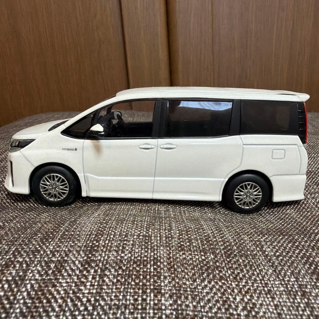 トヨタ　ノア　カラーサンプル