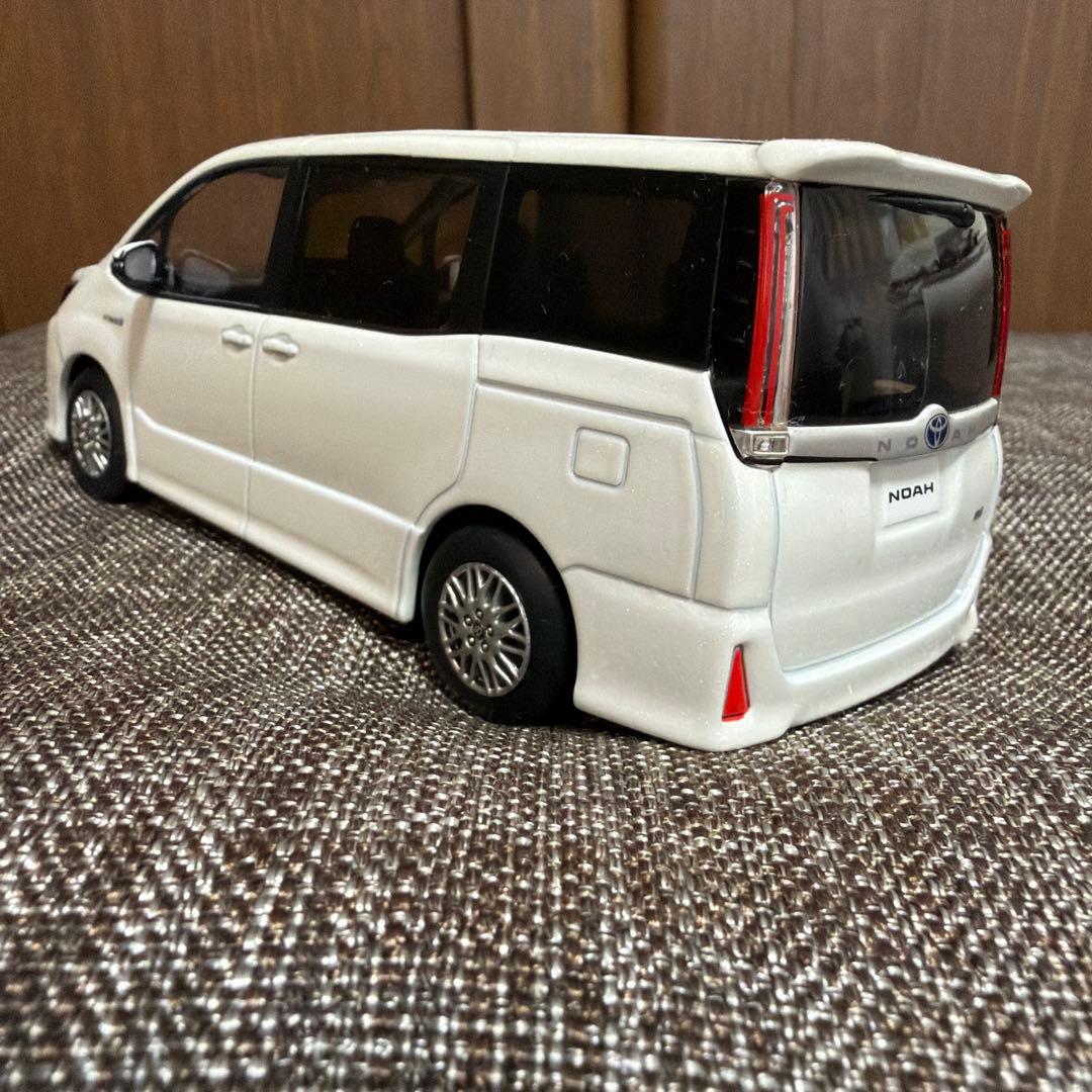 トヨタ　ノア　カラーサンプル