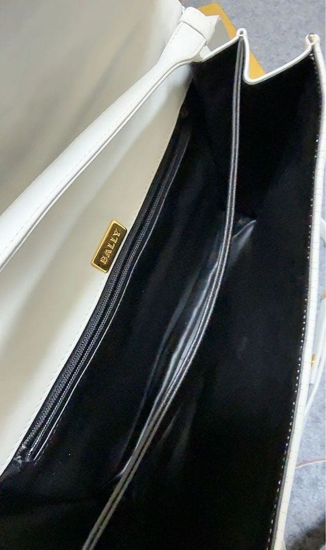 美品**BALLY**ホワイトキルティングパーティーバッグ