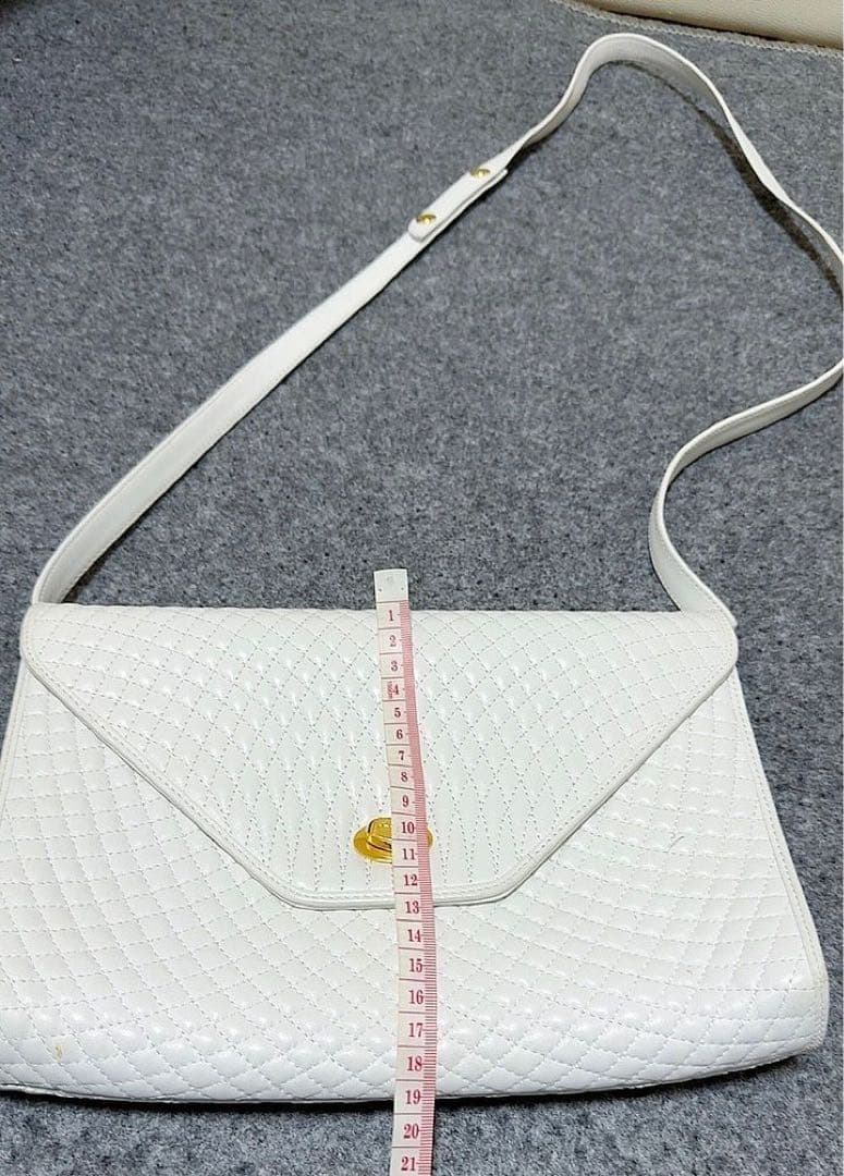 美品**BALLY**ホワイトキルティングパーティーバッグ