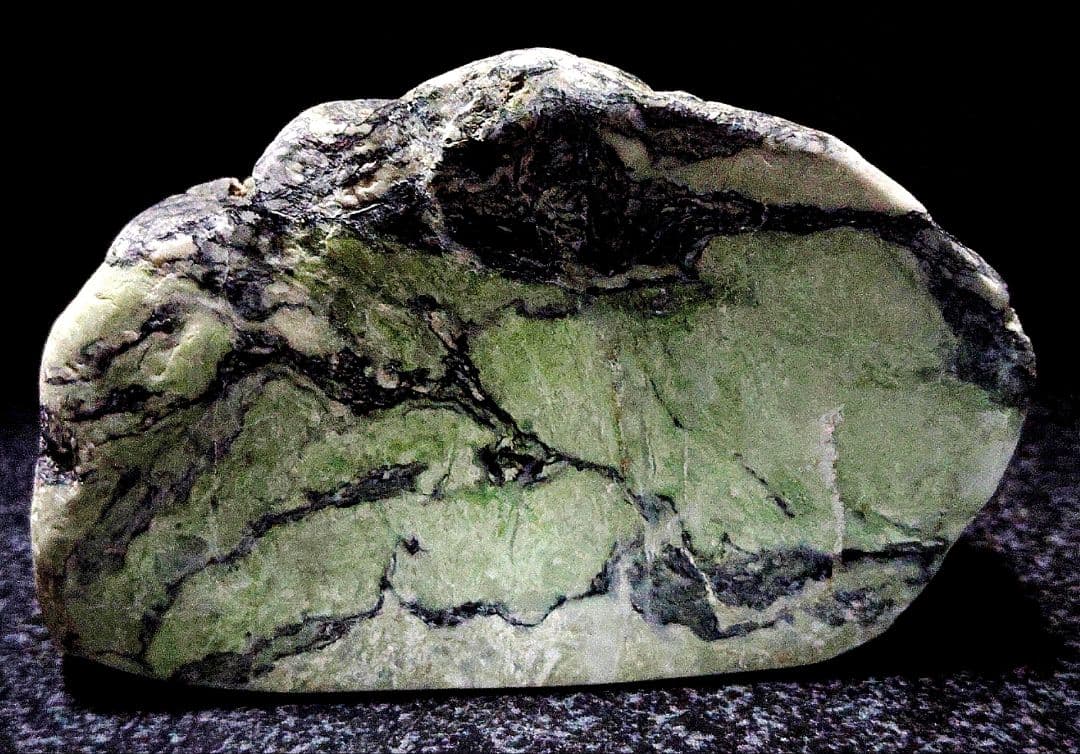 ★翡翠原石★糸魚川硬玉【姫川河口・川ズレ・カット702ｇ】