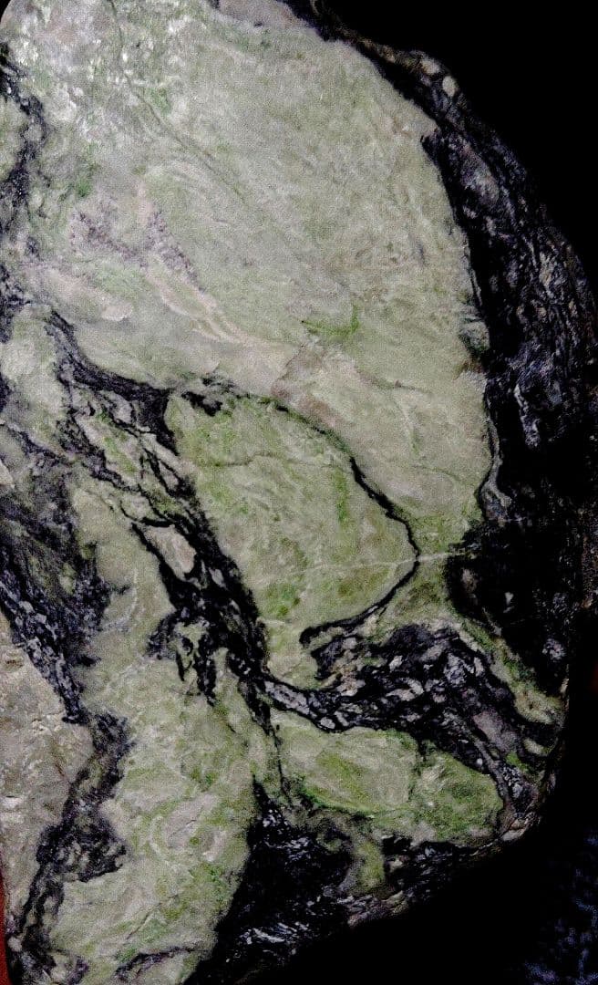 ★翡翠原石★糸魚川硬玉【姫川河口・川ズレ・カット702ｇ】